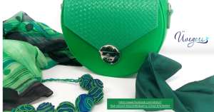 zöld táska és kiegészítők